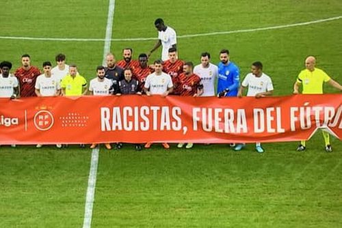 Mouctar Diakhaby (26 de ani), fundașul central al Valenciei, a refuzat să pozeze cu banner-ul împotriva rasismului înaintea meciului cu Mallorca (0-1), din etapa #36 din La Liga/ foto: captură as.com