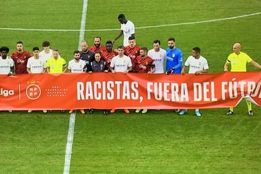 Mouctar Diakhaby (26 de ani), fundașul central al Valenciei, a refuzat să pozeze cu banner-ul împotriva rasismului înaintea meciului cu Mallorca (0-1), din etapa #36 din La Liga/ foto: captură as.com