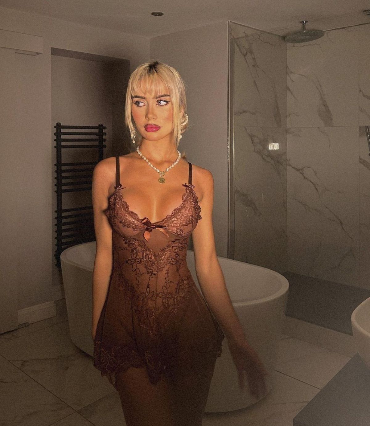 O blondă sexy riscă închisoarea după ce a terorizat trei fotbaliști celebri din Premier League »  După ce i-au blocat apelurile, și-a schimbat numărul de telefon de 21 de ori!