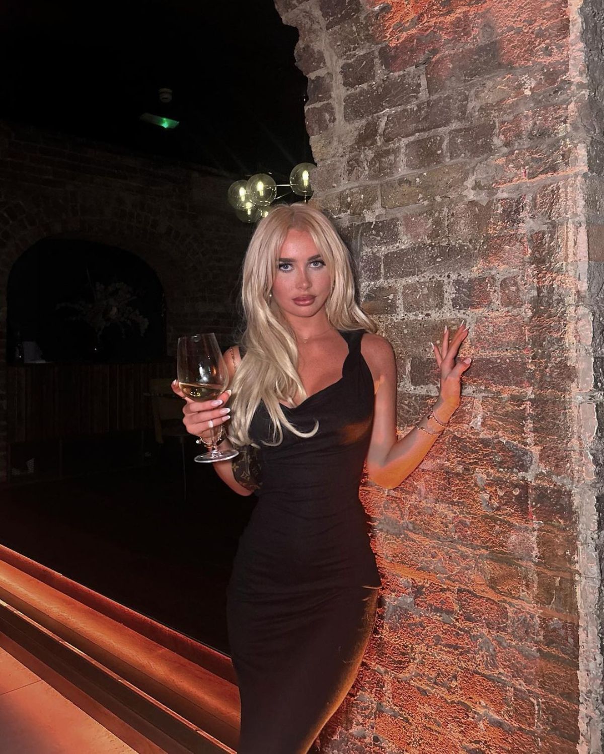 O blondă sexy riscă închisoarea după ce a terorizat trei fotbaliști celebri din Premier League »  După ce i-au blocat apelurile, și-a schimbat numărul de telefon de 21 de ori!