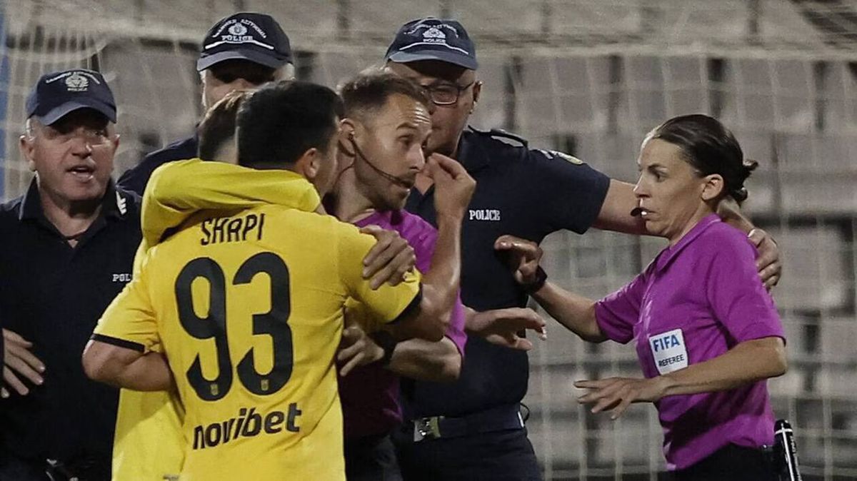 Caz șocant în finala Cupei Greciei dintre Panathinaikos și Aris! Arbitra Stephanie Frappart, escortată de poliție și alergată de jucători