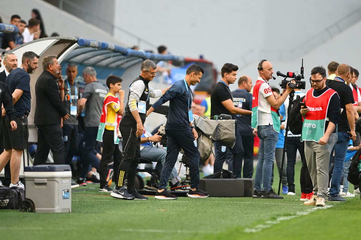 Ce nu s-a văzut la TV la meciul U Craiova - U Cluj » Un spectator a aruncat cu un obiect spre arbitrul Marcel Bîrsan, ce riscă oltenii