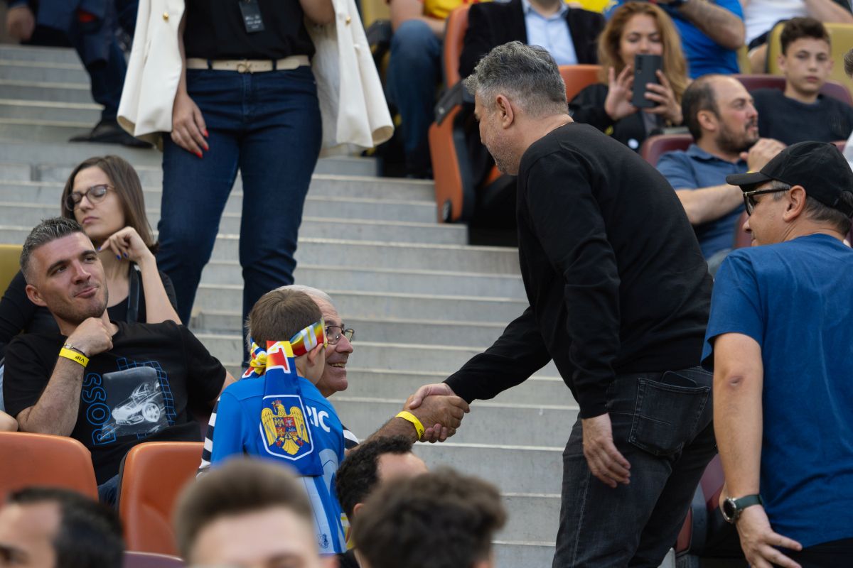 Mircea Rădulescu n-a avut loc pe banca naționalei, dar a stat la oficială cu Marcel Ciolacu și Victor Ponta
