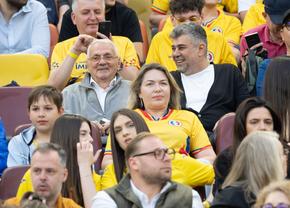 Mircea Rădulescu n-a avut loc pe banca naționalei, dar a stat la oficială cu Marcel Ciolacu și Victor Ponta