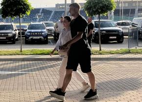 „Mergi la FCSB?” » Fotbalistul dorit insistent de Gigi Becali a fost prezent la barajul pentru Conference, alături de iubită