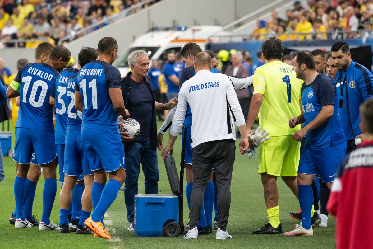 MVP-ul serii pe Arena Națională! Jose Mourinho a făcut mii de poze și a dat sute de autografe