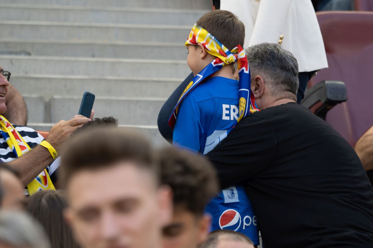 Mircea Rădulescu n-a avut loc pe banca naționalei, dar a stat la oficială cu Marcel Ciolacu și Victor Ponta