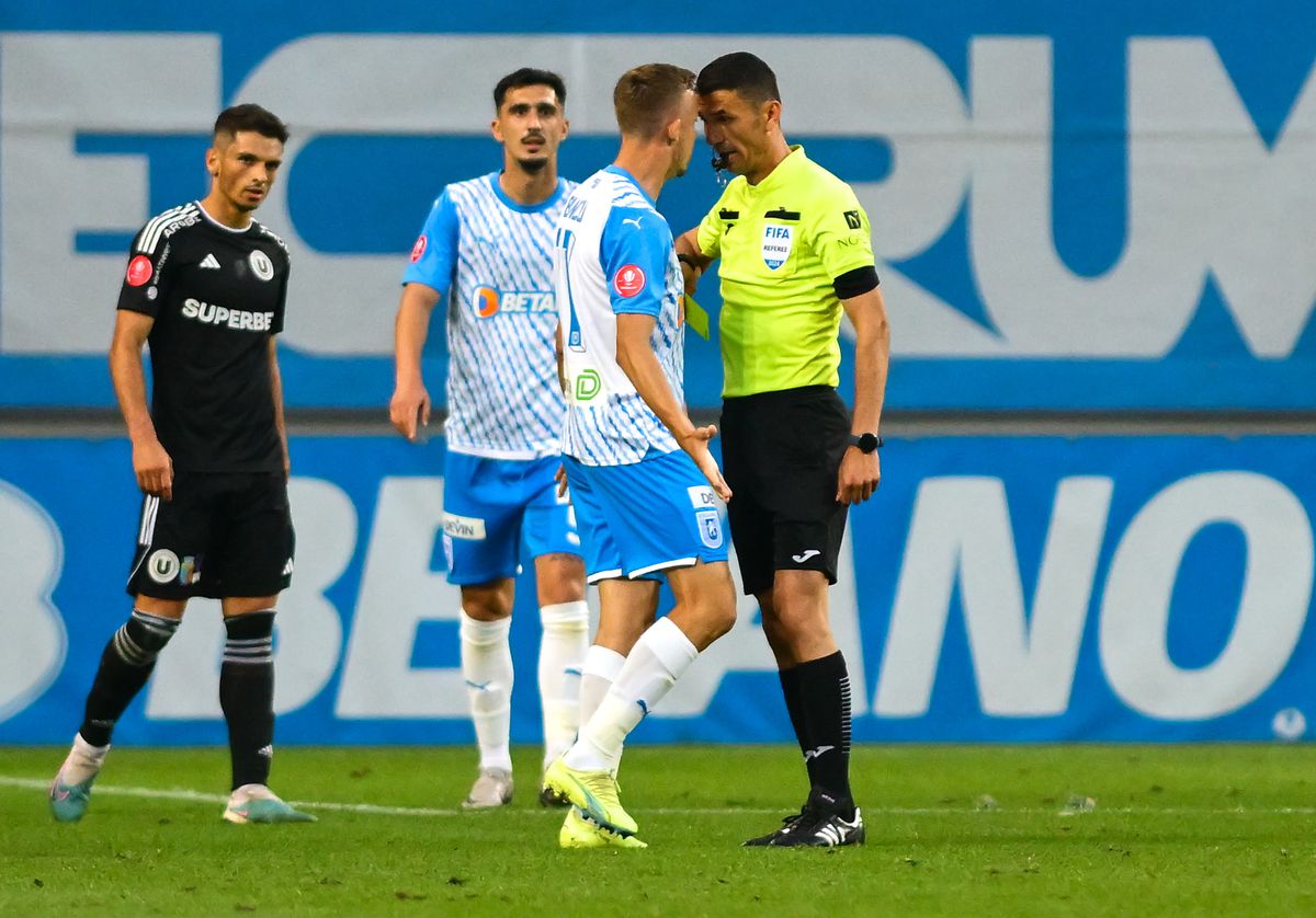 Ce nu s-a văzut la TV la meciul U Craiova - U Cluj » Un spectator a aruncat cu un obiect spre arbitrul Marcel Bîrsan, ce riscă oltenii