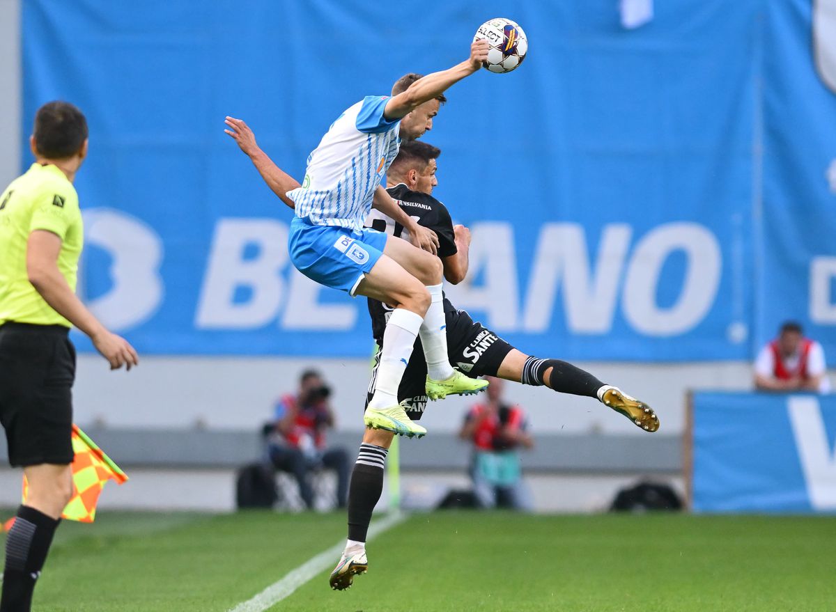 Trei decizii-cheie au dinamitat finalul din U Craiova - U Cluj » Marcel Bârsan a dictat două lovituri de la 11 metri și a anulat un gol. Verdictul specialistului