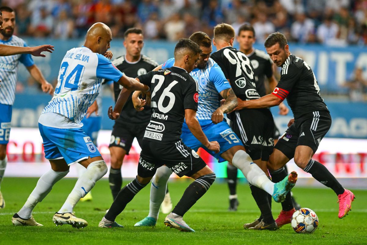 Trei decizii-cheie au dinamitat finalul din U Craiova - U Cluj » Marcel Bârsan a dictat două lovituri de la 11 metri și a anulat un gol. Verdictul specialistului