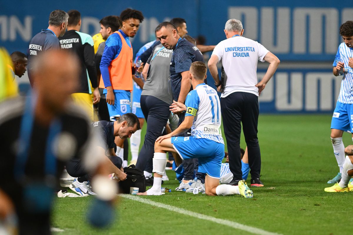 Ce nu s-a văzut la TV la meciul U Craiova - U Cluj » Un spectator a aruncat cu un obiect spre arbitrul Marcel Bîrsan, ce riscă oltenii