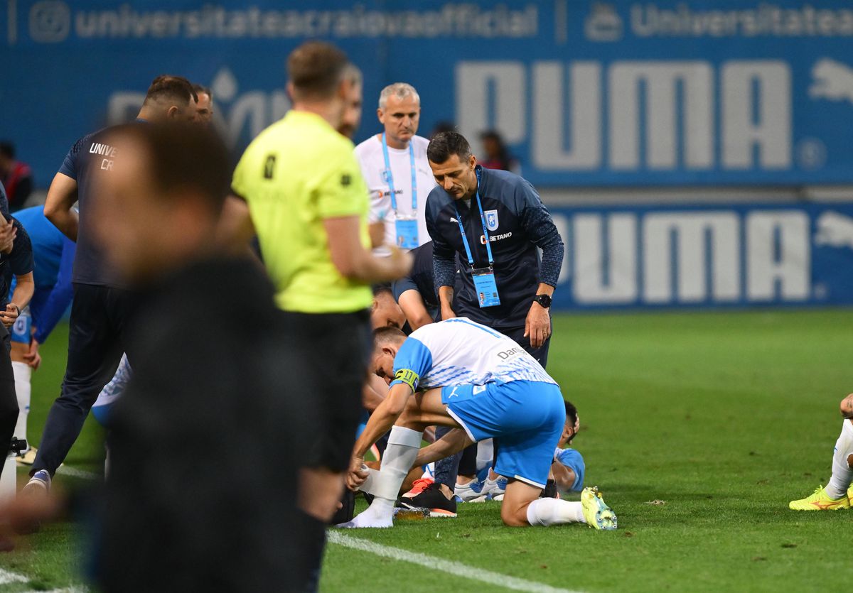 Ce nu s-a văzut la TV la meciul U Craiova - U Cluj » Un spectator a aruncat cu un obiect spre arbitrul Marcel Bîrsan, ce riscă oltenii