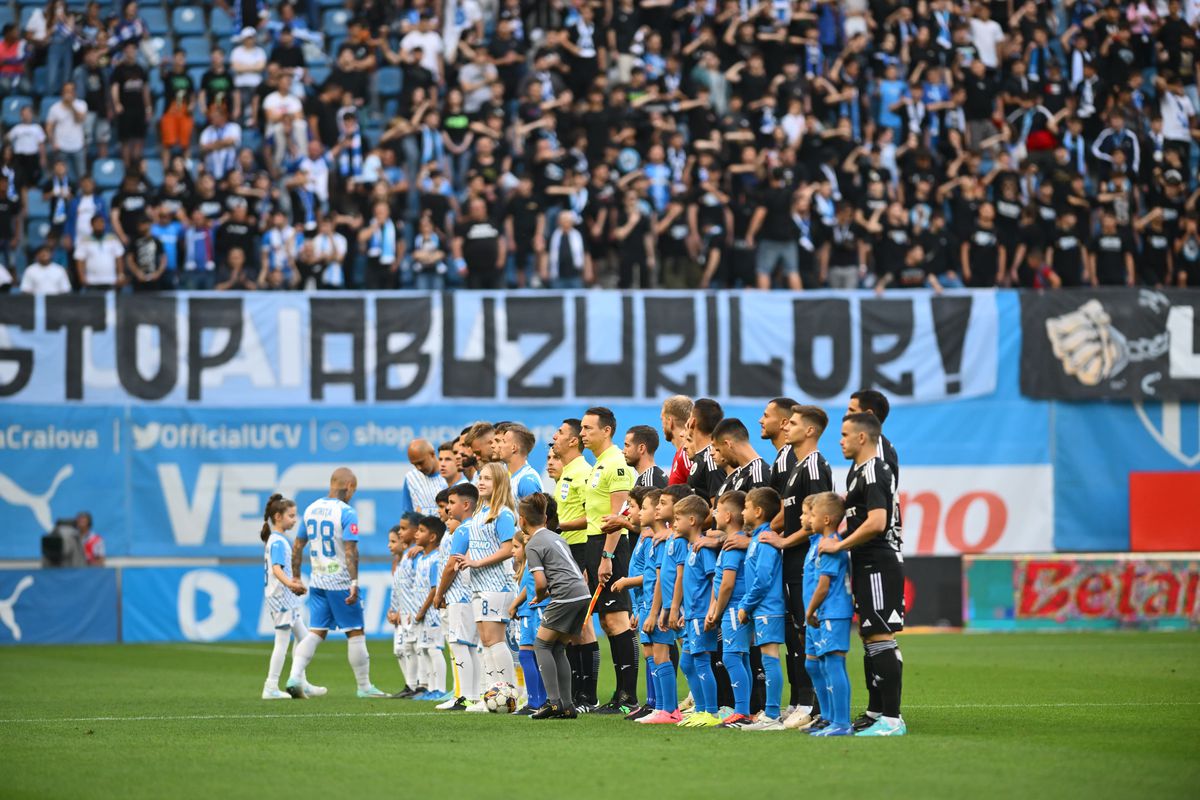 Ce nu s-a văzut la TV la meciul U Craiova - U Cluj » Un spectator a aruncat cu un obiect spre arbitrul Marcel Bîrsan, ce riscă oltenii