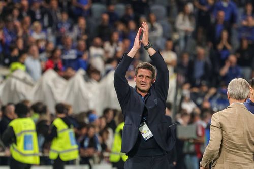 Cristi Chivu, un antrenor fericit, aplaudat de fanii Parmei, după ce a coborât din tribună la Bergamo, pentru a sărbători salvarea de la retrogradare / Foto: Imago