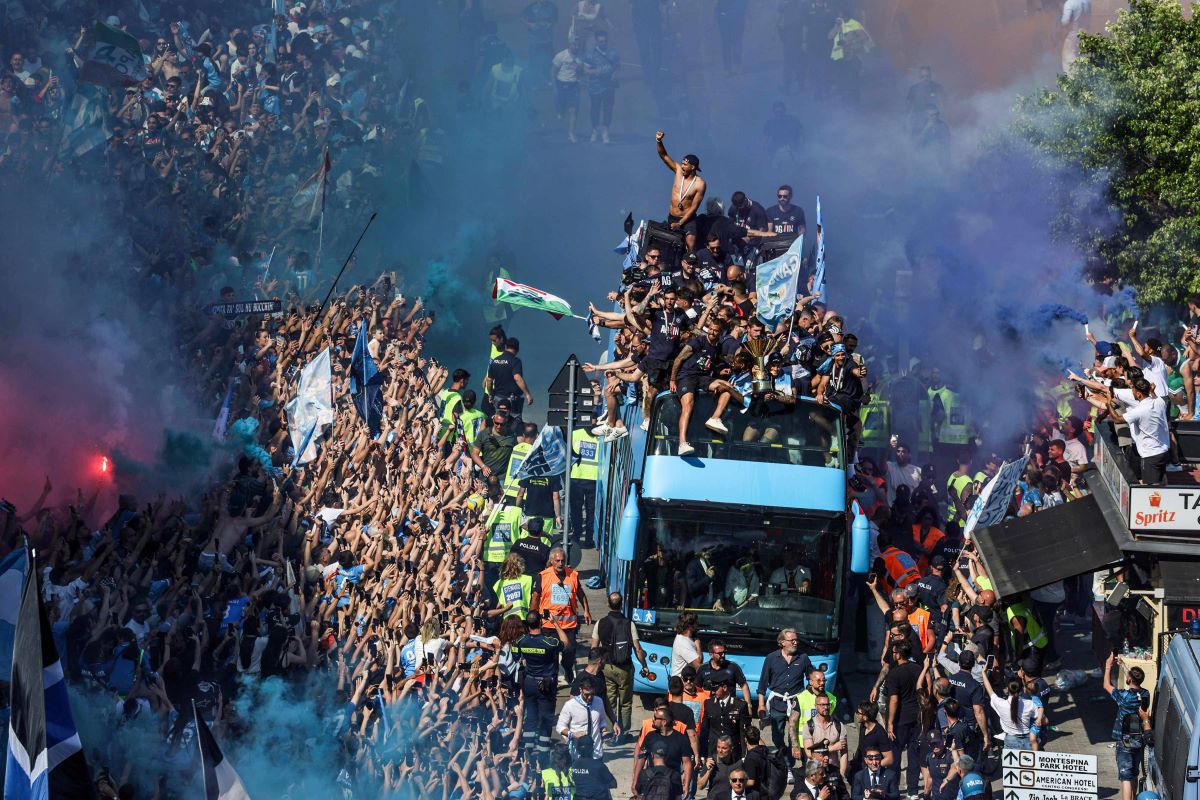 Sute de mii de fani la parada campionilor din Serie A pe străzile din Napoli
