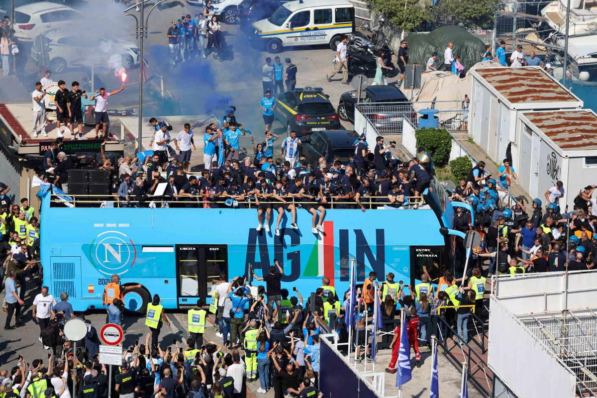 Sute de mii de fani la parada campionilor din Serie A pe străzile din Napoli