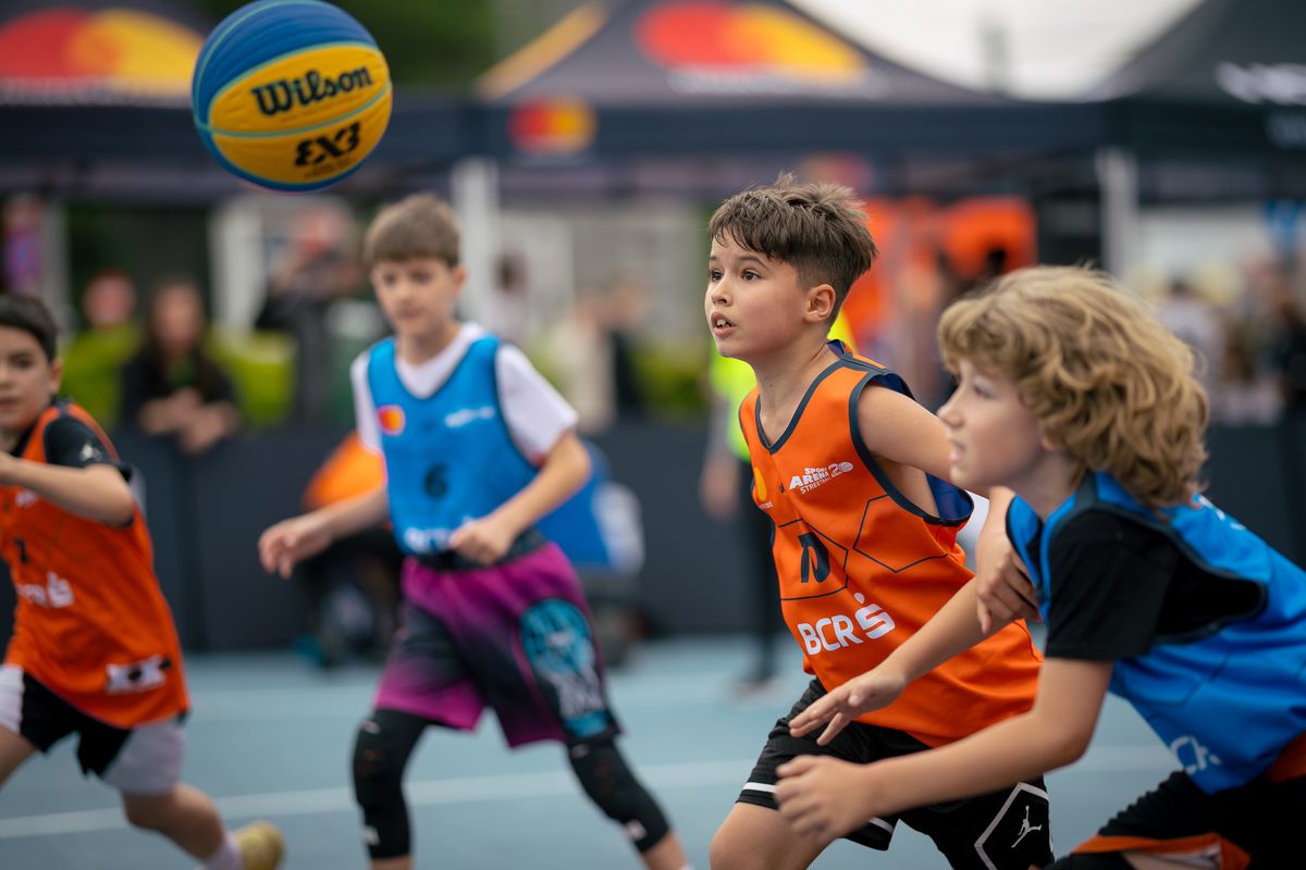 A plouat cu coșuri la Sport Arena Streetball Iași! Sute de participanți au făcut spectacol pe terenurile de baschet