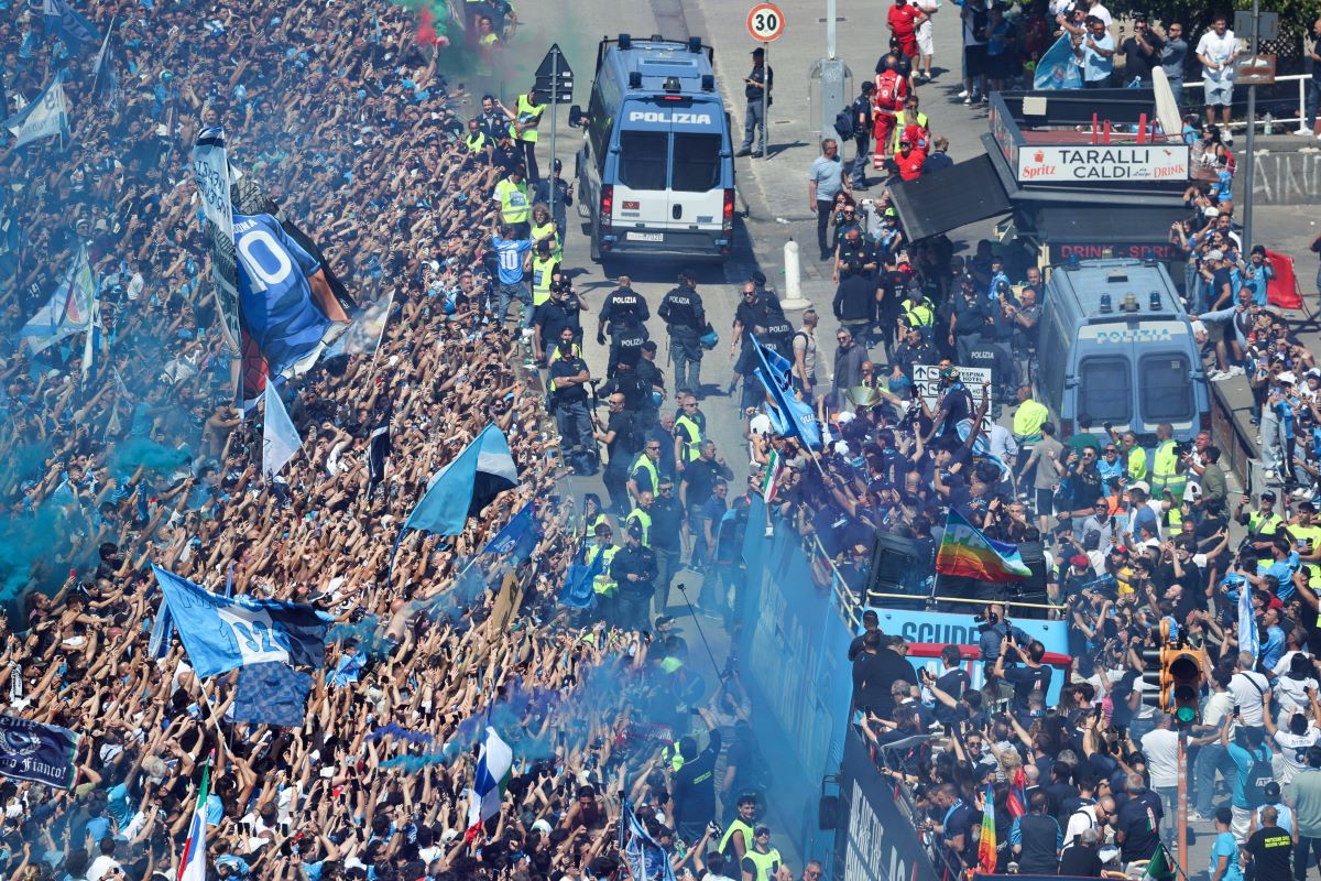 Sute de mii de fani la parada campionilor din Serie A pe străzile din Napoli