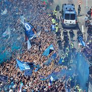 Parada jucătorilor lui Antonio Conte pe faleza din Napoli după titlul câștigat în Serie A / Foto: Imago