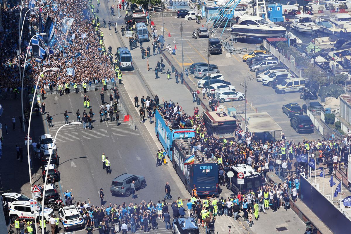 Sute de mii de fani la parada campionilor din Serie A pe străzile din Napoli
