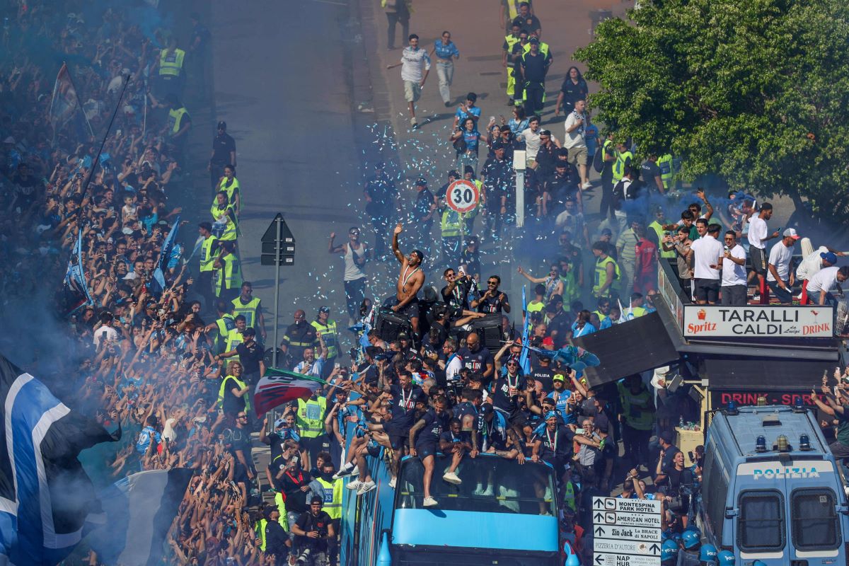 Sute de mii de fani la parada campionilor din Serie A pe străzile din Napoli