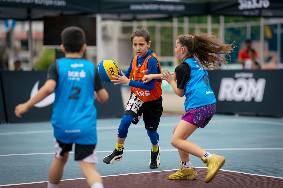 A plouat cu coșuri la Sport Arena Streetball Iași! Sute de participanți au făcut spectacol pe terenurile de baschet