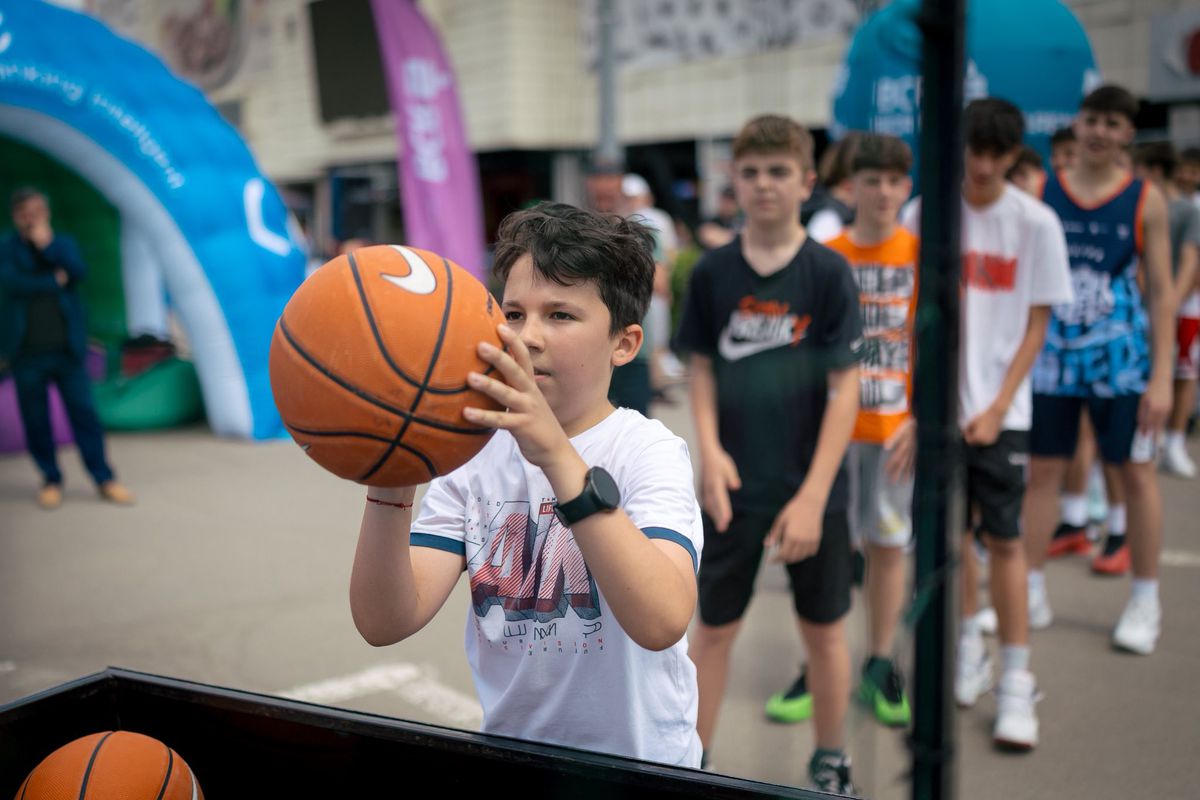 A plouat cu coșuri la Sport Arena Streetball Iași! Sute de participanți au făcut spectacol pe terenurile de baschet