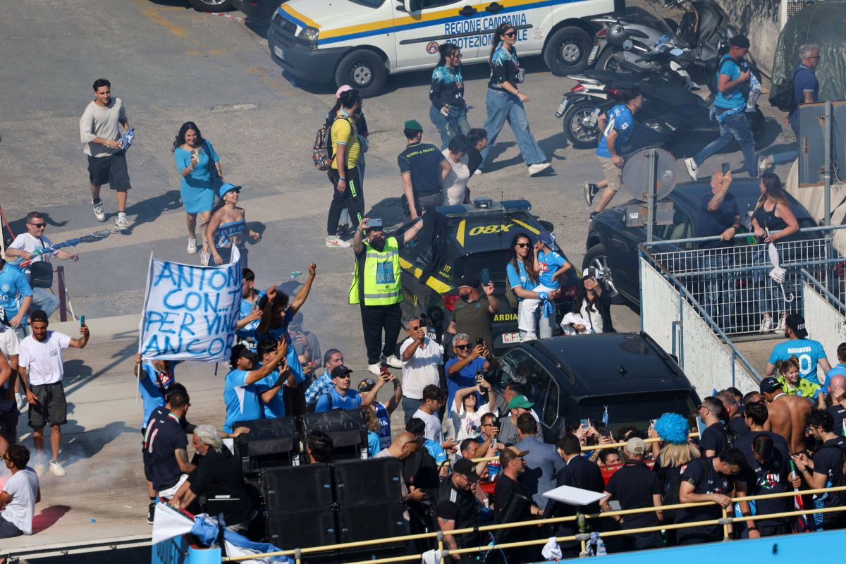 „Mamma mia, e incredibil!”» 200.000 de fani ai lui Napoli și-au aclamat campionii care au defilat pe faleză