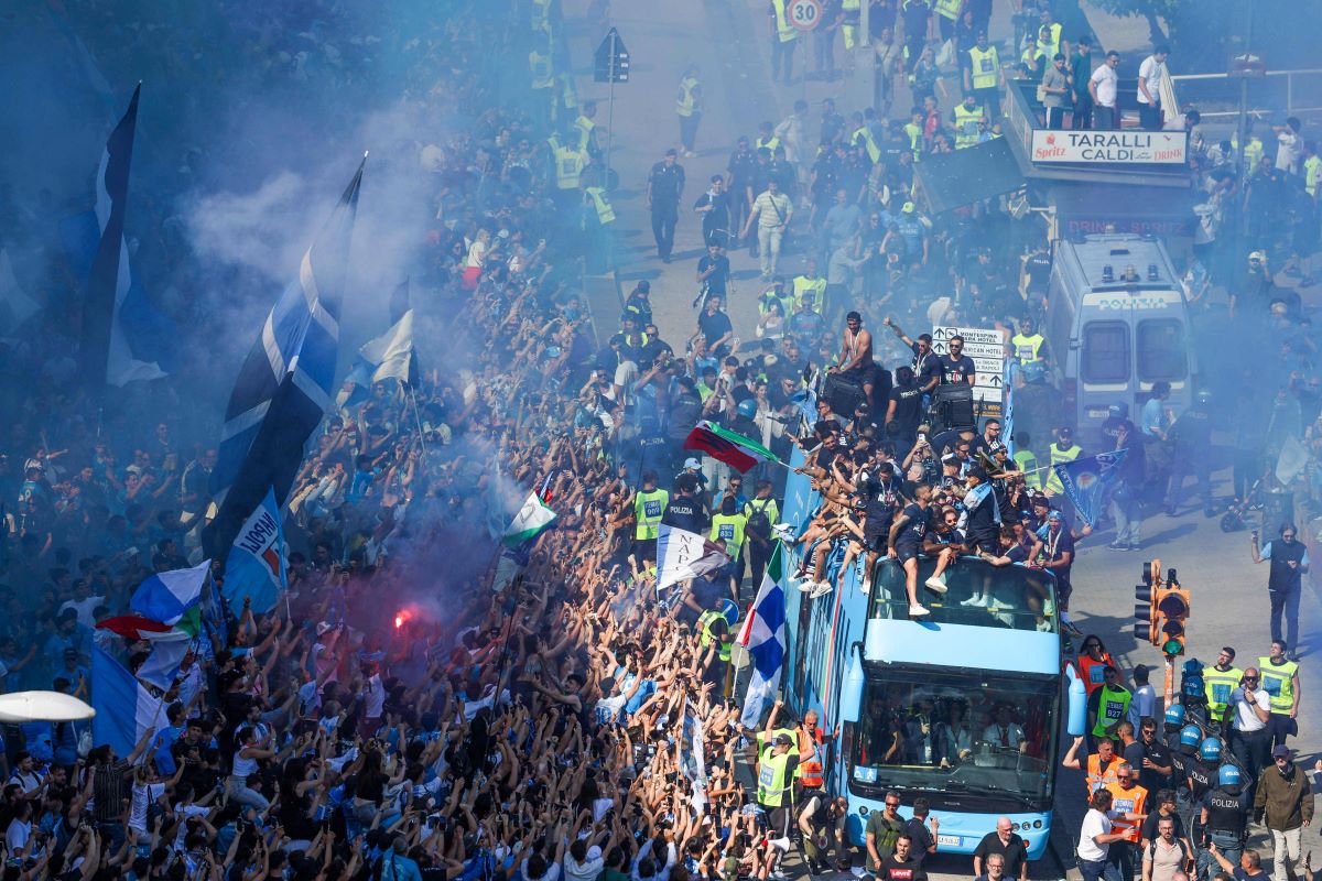 Sute de mii de fani la parada campionilor din Serie A pe străzile din Napoli