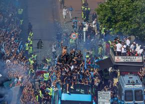 „Mamma mia, e incredibil!”» 200.000 de fani ai lui Napoli și-au aclamat campionii care au defilat pe faleză
