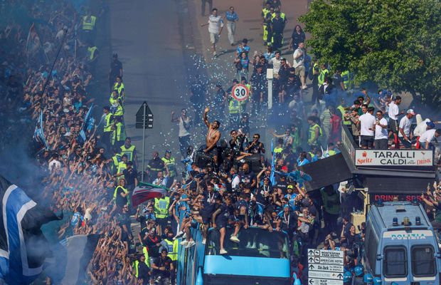 „Mamma mia, e incredibil!”» 200.000 de fani ai lui Napoli și-au aclamat campionii care au defilat pe faleză
