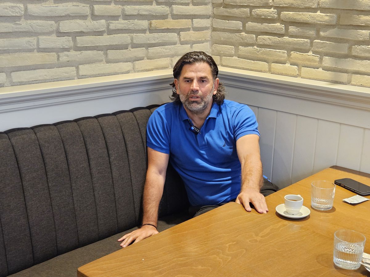 „Ne certam între noi: cine e mai frumos, eu sau tu? Ne-am dus peste Mircea Lucescu, iar el era gol, abia ieșise din duș”