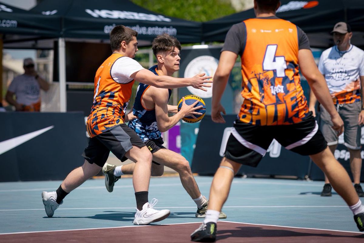 A plouat cu coșuri la Sport Arena Streetball Iași! Sute de participanți au făcut spectacol pe terenurile de baschet