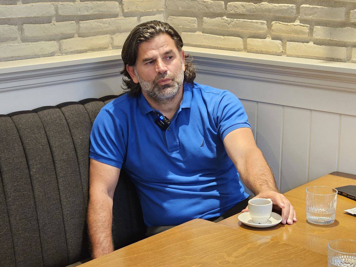 „Ne certam între noi: cine e mai frumos, eu sau tu? Ne-am dus peste Mircea Lucescu, iar el era gol, abia ieșise din duș”