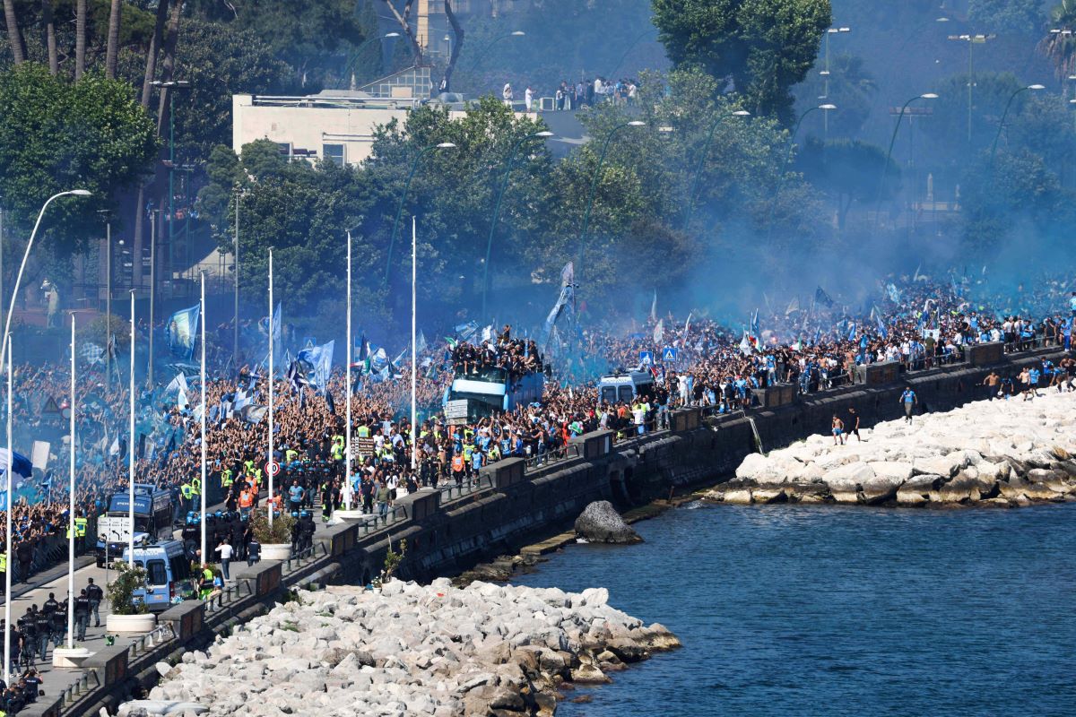 Sute de mii de fani la parada campionilor din Serie A pe străzile din Napoli