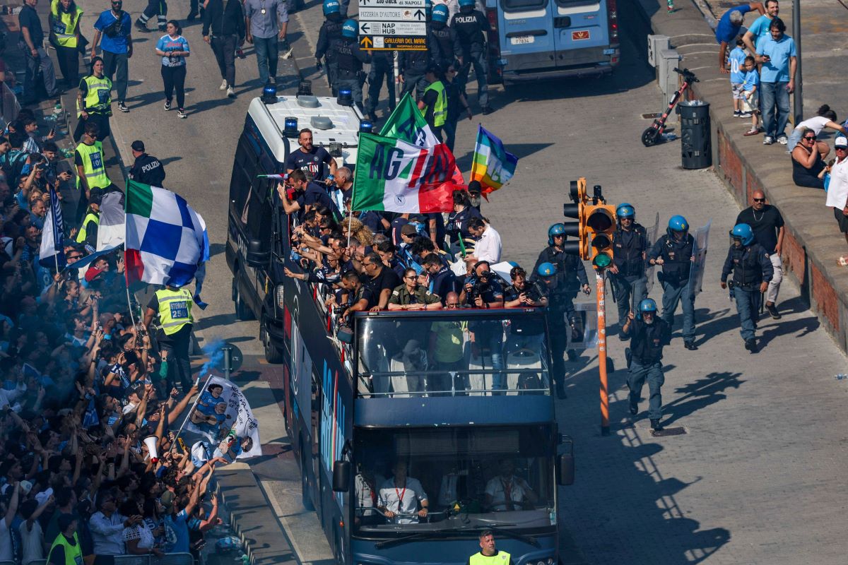 „Mamma mia, e incredibil!”» 200.000 de fani ai lui Napoli și-au aclamat campionii care au defilat pe faleză