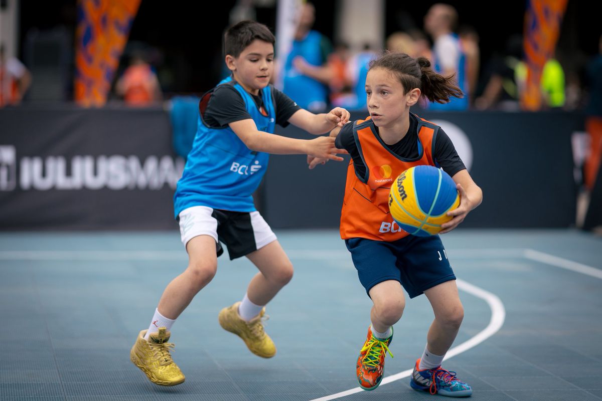 A plouat cu coșuri la Sport Arena Streetball Iași! Sute de participanți au făcut spectacol pe terenurile de baschet
