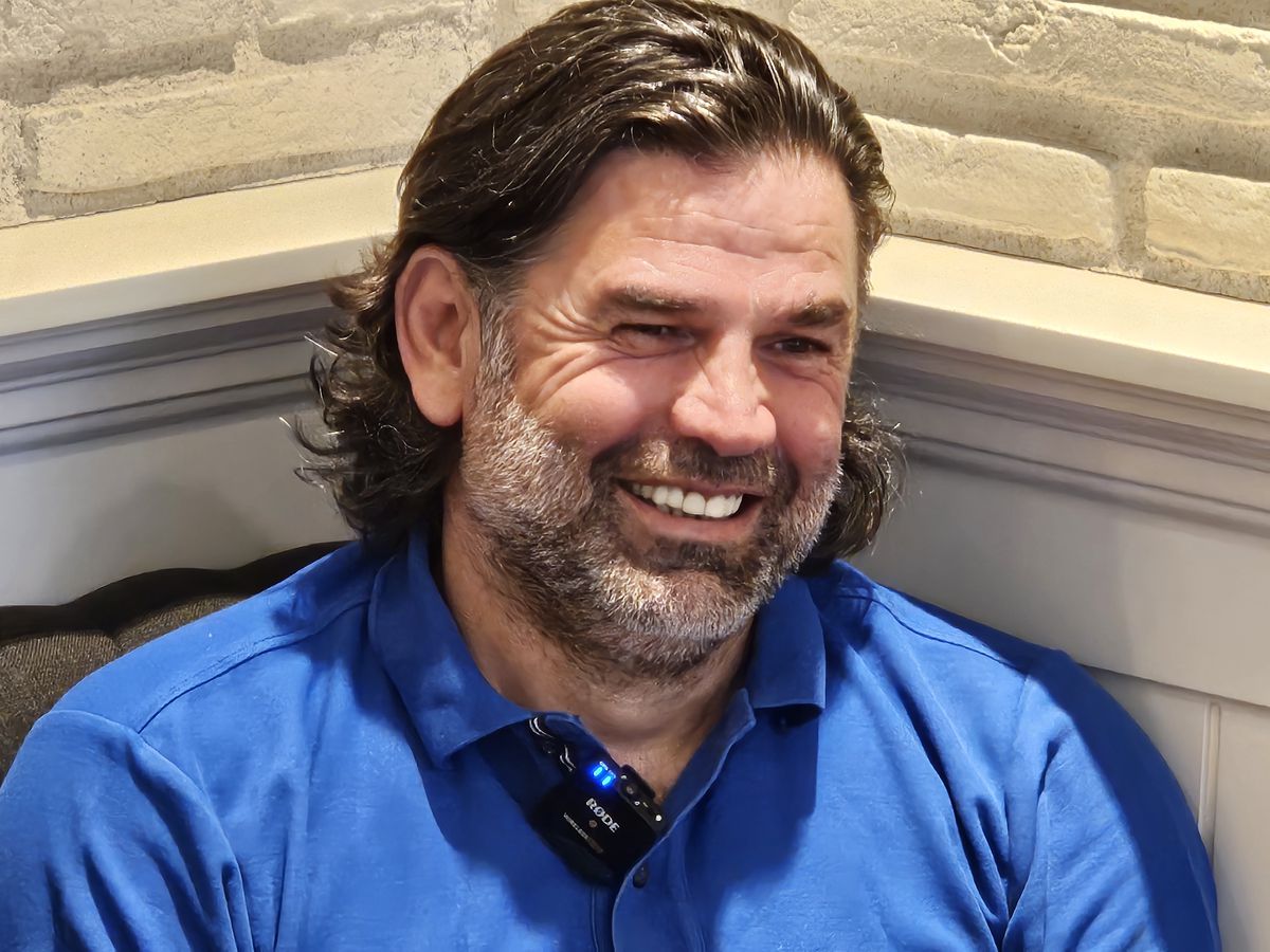 „Ne certam între noi: cine e mai frumos, eu sau tu? Ne-am dus peste Mircea Lucescu, iar el era gol, abia ieșise din duș”