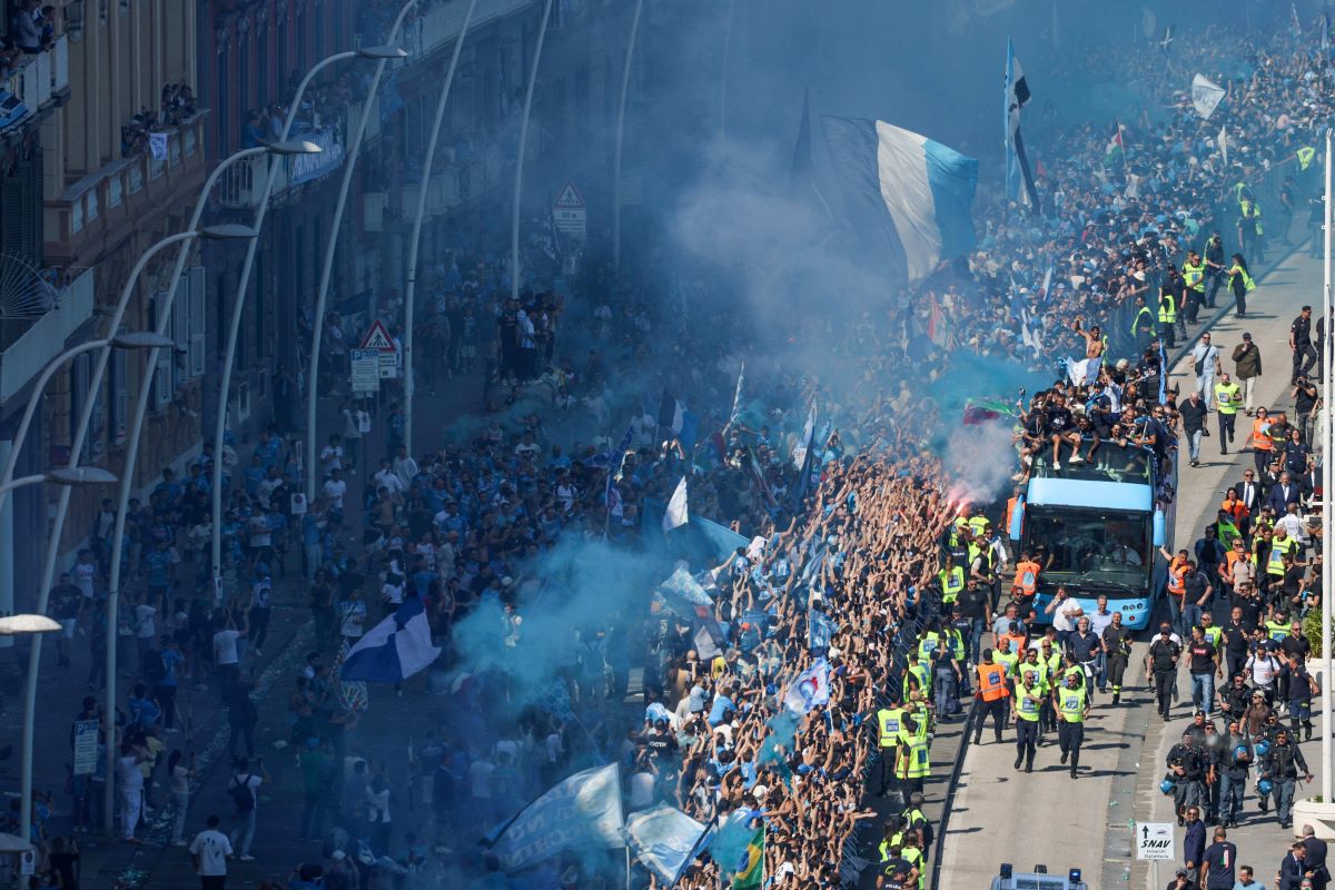 Sute de mii de fani la parada campionilor din Serie A pe străzile din Napoli