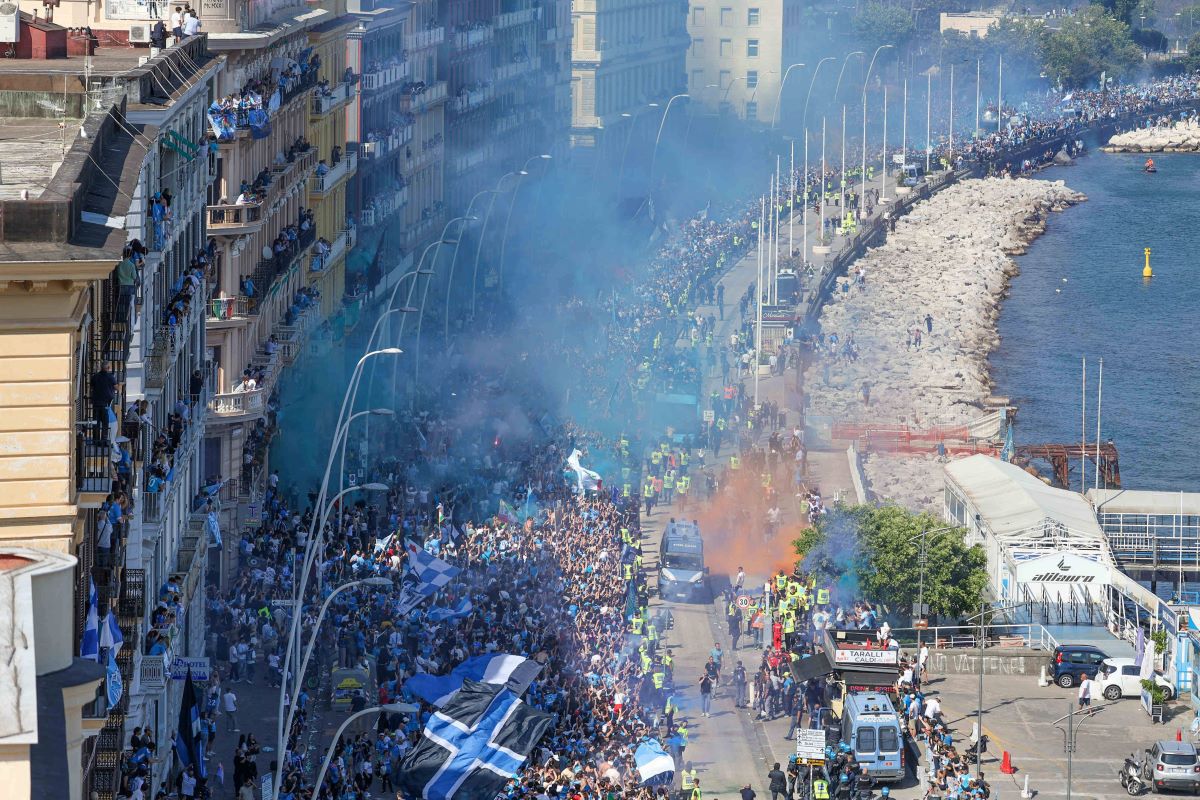Sute de mii de fani la parada campionilor din Serie A pe străzile din Napoli
