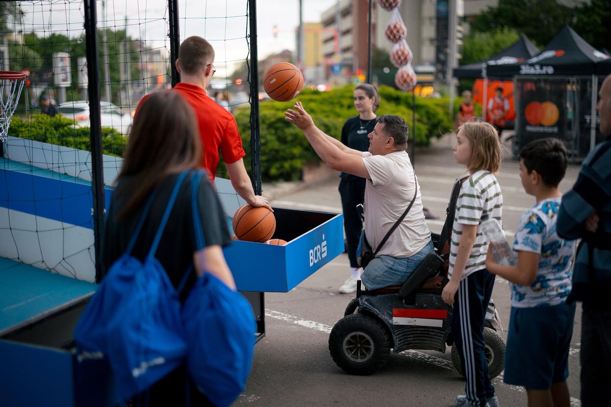 A plouat cu coșuri la Sport Arena Streetball Iași! Sute de participanți au făcut spectacol pe terenurile de baschet