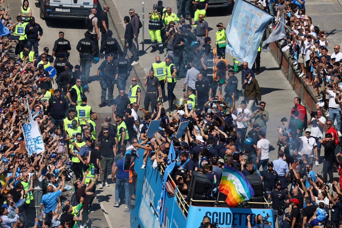 Sute de mii de fani la parada campionilor din Serie A pe străzile din Napoli