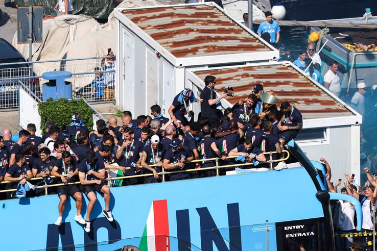 Parada jucătorilor lui Antonio Conte pe faleza din Napoli după titlul câștigat în Serie A / Foto: Imago