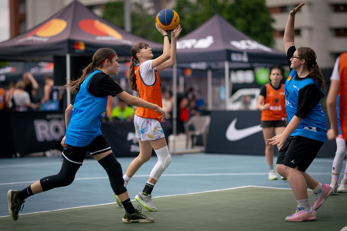 A plouat cu coșuri la Sport Arena Streetball Iași! Sute de participanți au făcut spectacol pe terenurile de baschet