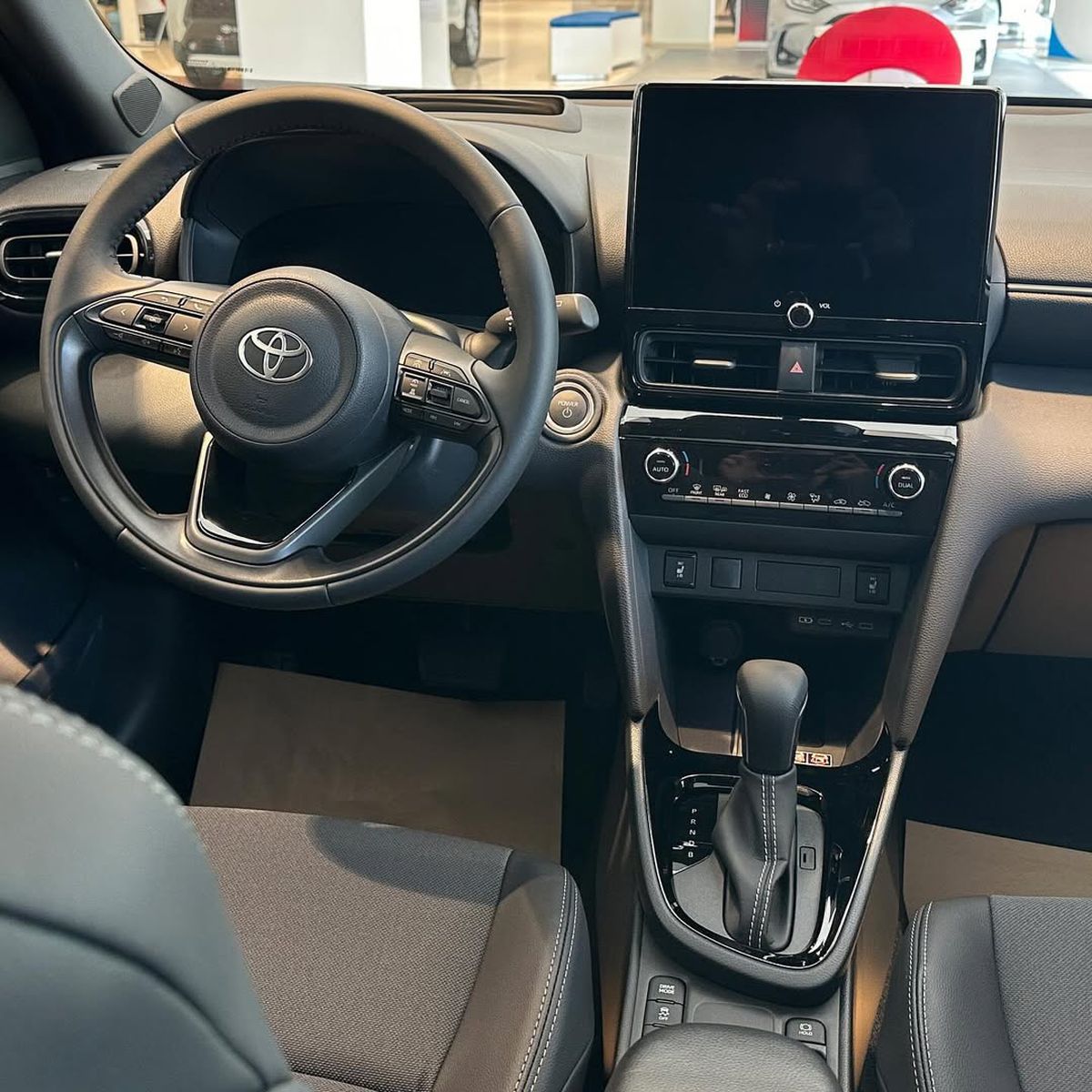 Volkswagen T-Roc și Toyota Yaris Cross