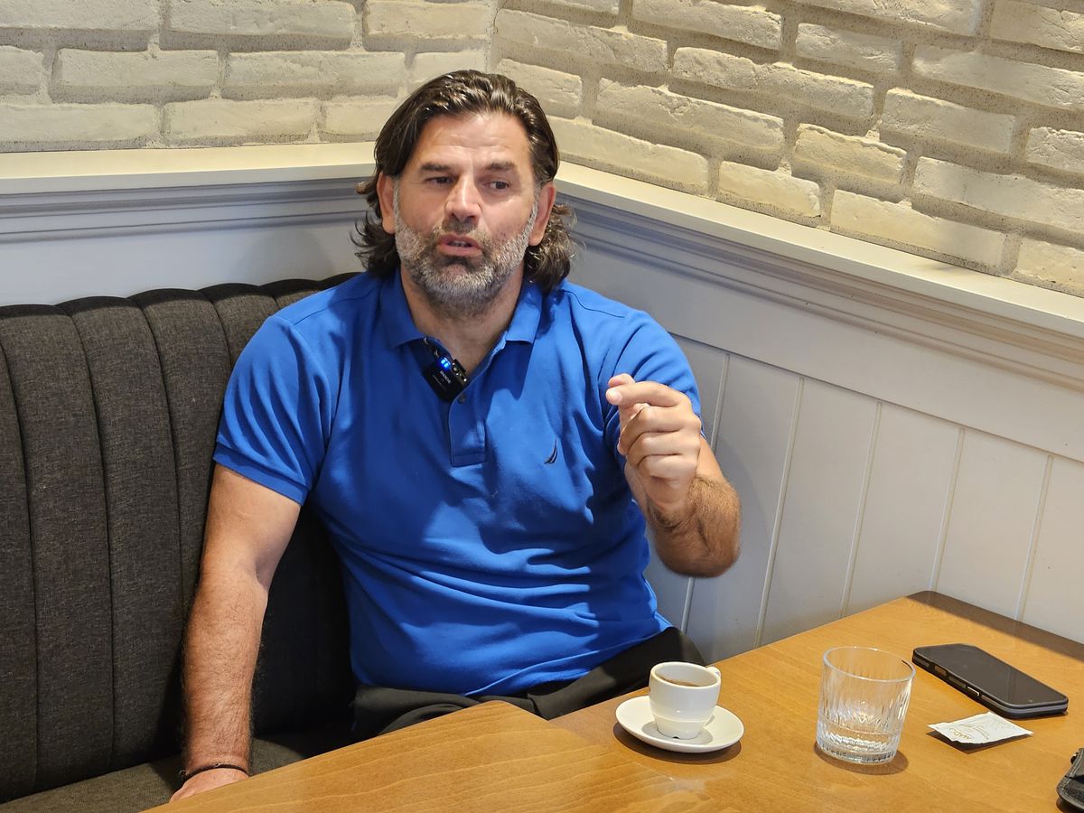 „Ne certam între noi: cine e mai frumos, eu sau tu? Ne-am dus peste Mircea Lucescu, iar el era gol, abia ieșise din duș”