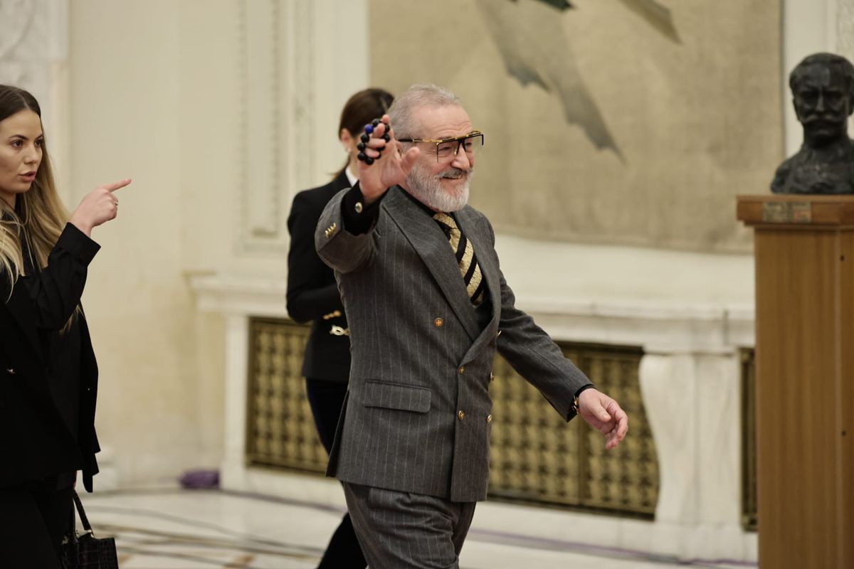 Gigi Becali a fost prezent la ceremonia de învestire a lui Nicușor Dan și a taxat protestul ratat de transmisiunea oficială: „E urât! De ce ai mai venit?”