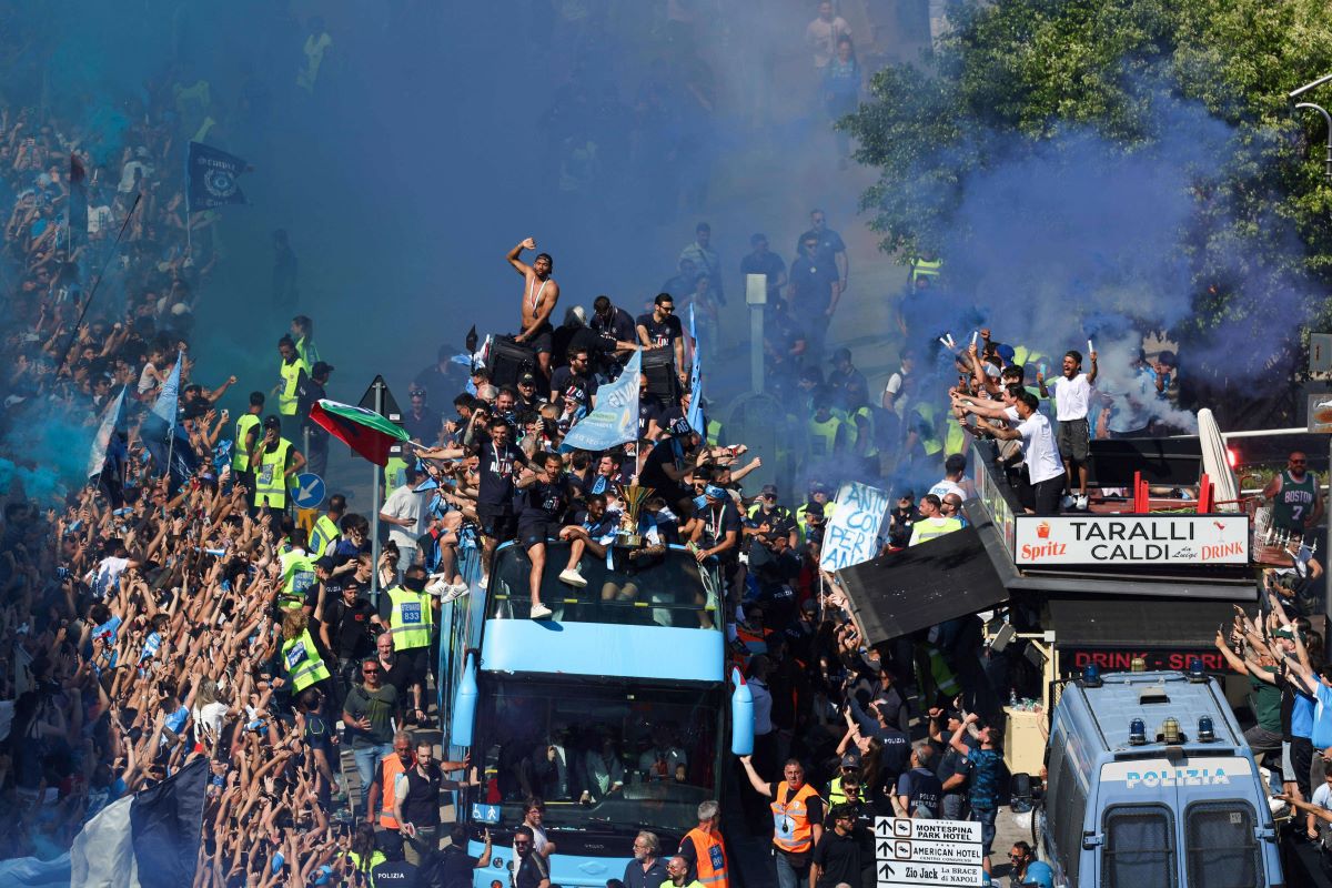„Mamma mia, e incredibil!”» 200.000 de fani ai lui Napoli și-au aclamat campionii care au defilat pe faleză