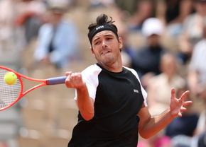O nouă surpriză la Roland Garros! Numărul 4 mondial a fost eliminat în primul tur » A câștigat doar 4 game-uri în ultimele 2 seturi