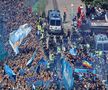 Parada jucătorilor lui Antonio Conte pe faleza din Napoli după titlul câștigat în Serie A / Foto: Imago